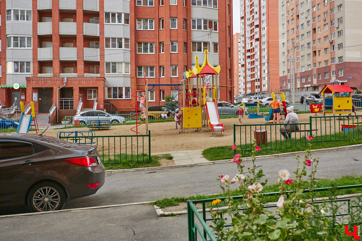 Во Владимире снова выбрали образцовые многоэтажки. Чистые территории, ровный асфальт, красивый дизайн — мимо них многие проходят со вздохом зависти. Как же выглядят лучшие дома областной столицы — 2023? Показываем в нашем фотообзоре.