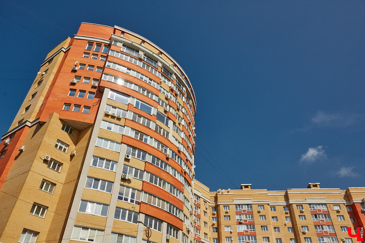 Во Владимире снова выбрали образцовые многоэтажки. Чистые территории, ровный асфальт, красивый дизайн — мимо них многие проходят со вздохом зависти. Как же выглядят лучшие дома областной столицы — 2023? Показываем в нашем фотообзоре.