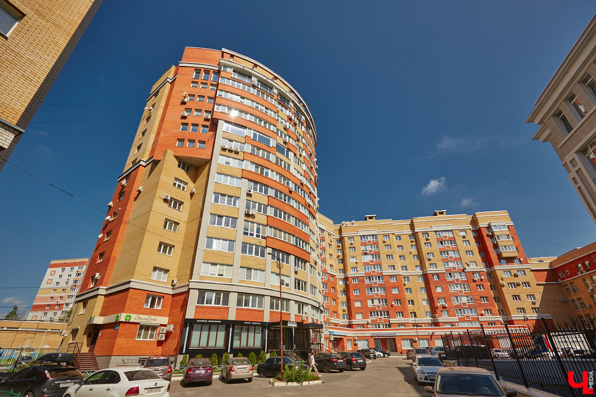 Во Владимире снова выбрали образцовые многоэтажки. Чистые территории, ровный асфальт, красивый дизайн — мимо них многие проходят со вздохом зависти. Как же выглядят лучшие дома областной столицы — 2023? Показываем в нашем фотообзоре.