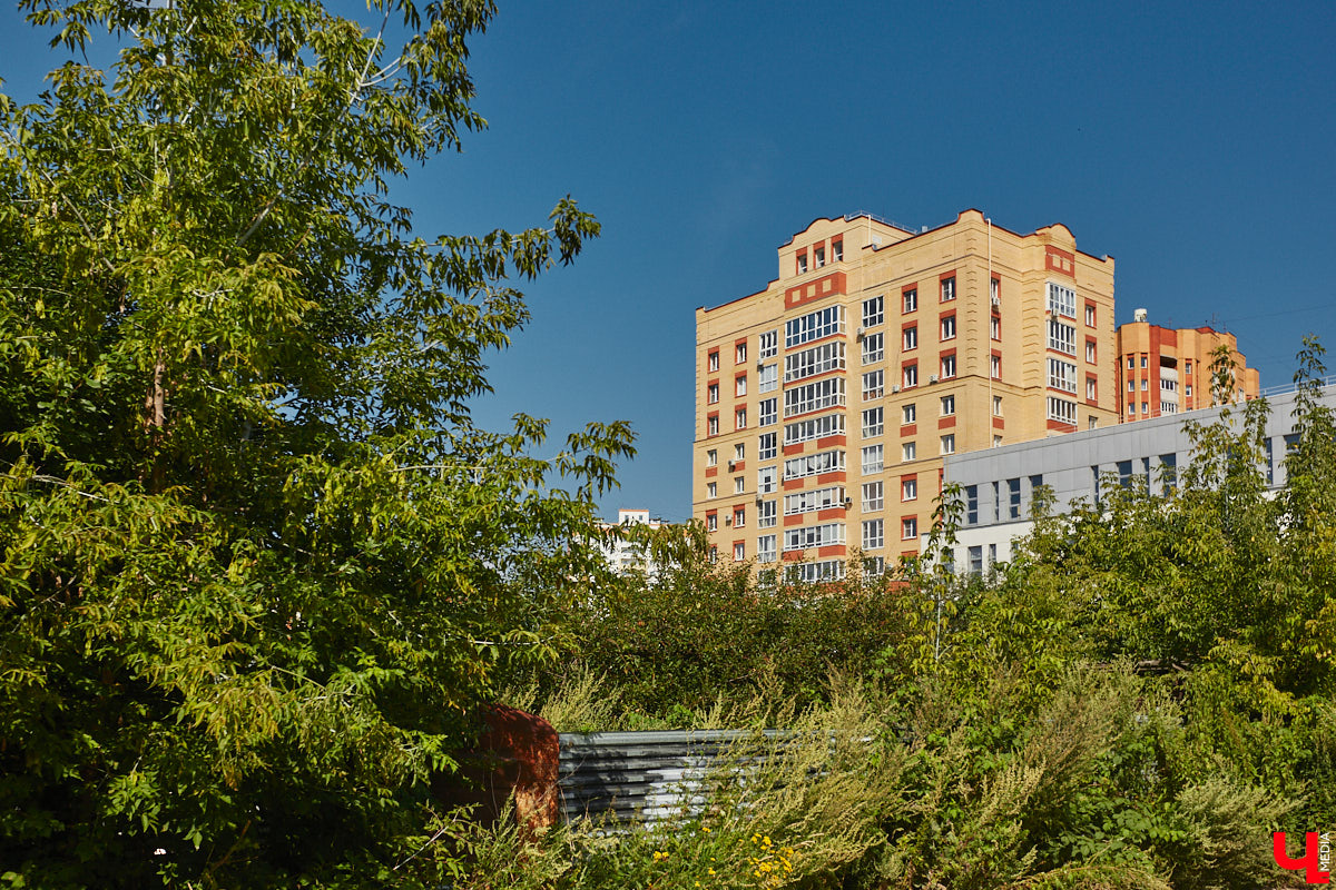 Во Владимире снова выбрали образцовые многоэтажки. Чистые территории, ровный асфальт, красивый дизайн — мимо них многие проходят со вздохом зависти. Как же выглядят лучшие дома областной столицы — 2023? Показываем в нашем фотообзоре.