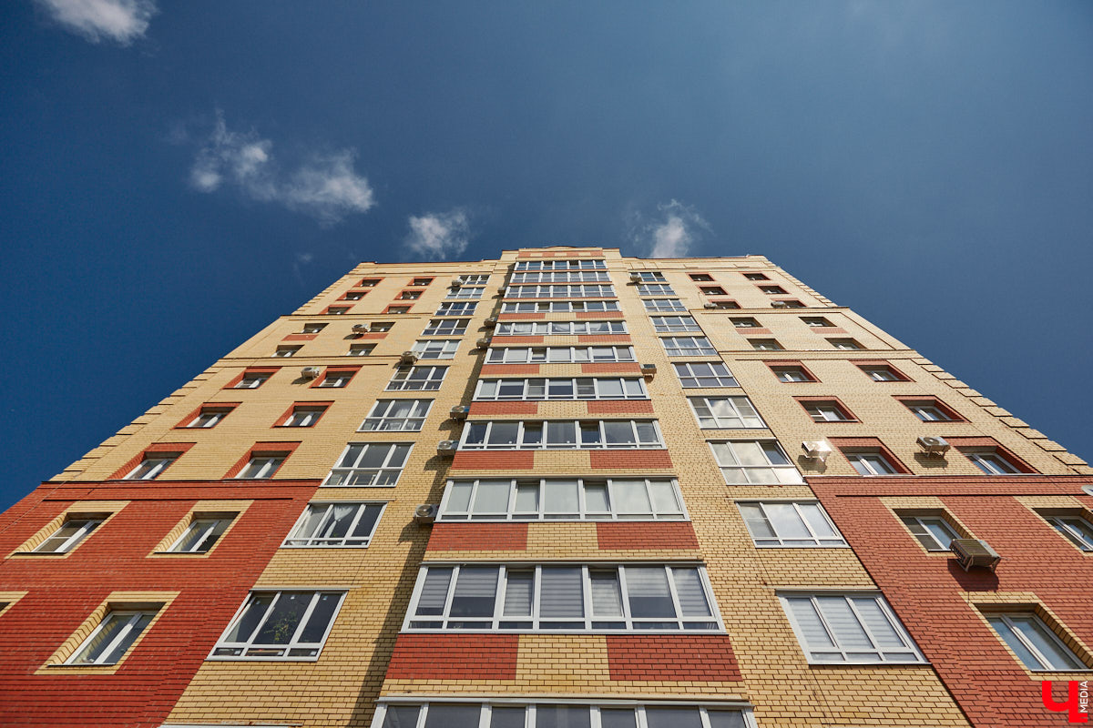 Во Владимире снова выбрали образцовые многоэтажки. Чистые территории, ровный асфальт, красивый дизайн — мимо них многие проходят со вздохом зависти. Как же выглядят лучшие дома областной столицы — 2023? Показываем в нашем фотообзоре.