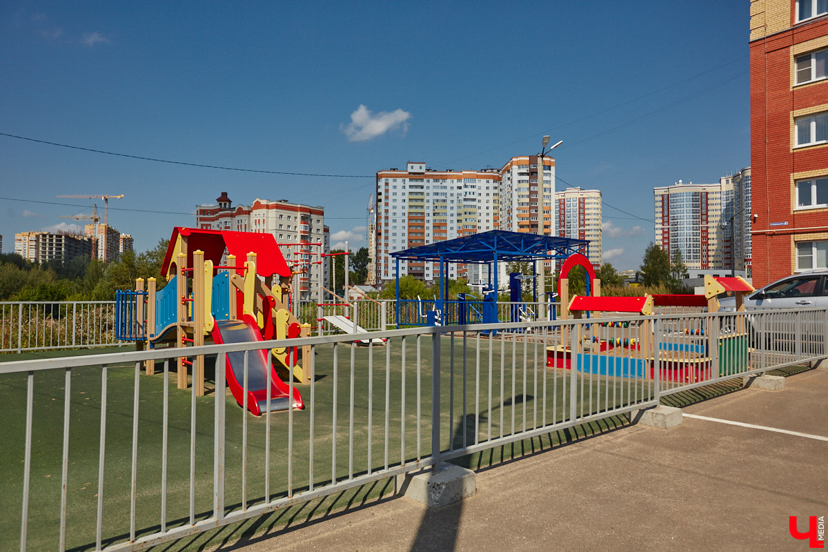 Во Владимире снова выбрали образцовые многоэтажки. Чистые территории, ровный асфальт, красивый дизайн — мимо них многие проходят со вздохом зависти. Как же выглядят лучшие дома областной столицы — 2023? Показываем в нашем фотообзоре.