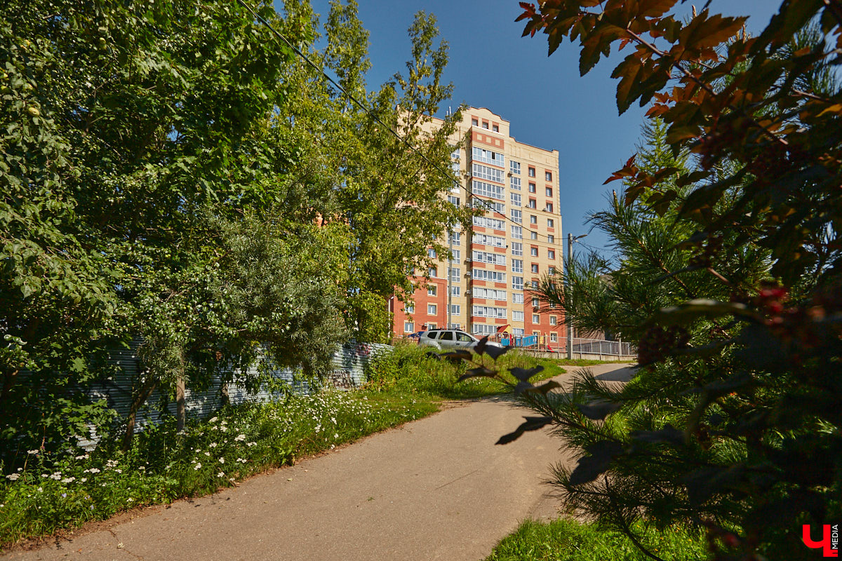 Во Владимире снова выбрали образцовые многоэтажки. Чистые территории, ровный асфальт, красивый дизайн — мимо них многие проходят со вздохом зависти. Как же выглядят лучшие дома областной столицы — 2023? Показываем в нашем фотообзоре.