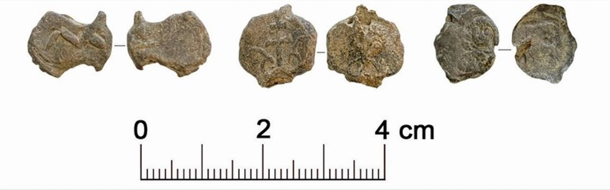 На раскопках в Суздале археологи нашли уникальные артефакты. Среди предметов, которые вызывают повышенный интерес, печать Юрия Долгорукого, торговые пломбы, женские украшения и боевой топор. Часть находок в дальнейшем можно будет увидеть в Государственном историческом музее.
