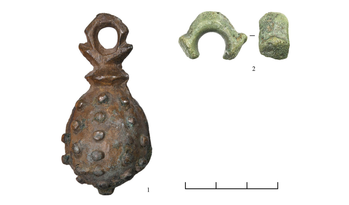 На раскопках в Суздале археологи нашли уникальные артефакты. Среди предметов, которые вызывают повышенный интерес, печать Юрия Долгорукого, торговые пломбы, женские украшения и боевой топор. Часть находок в дальнейшем можно будет увидеть в Государственном историческом музее.