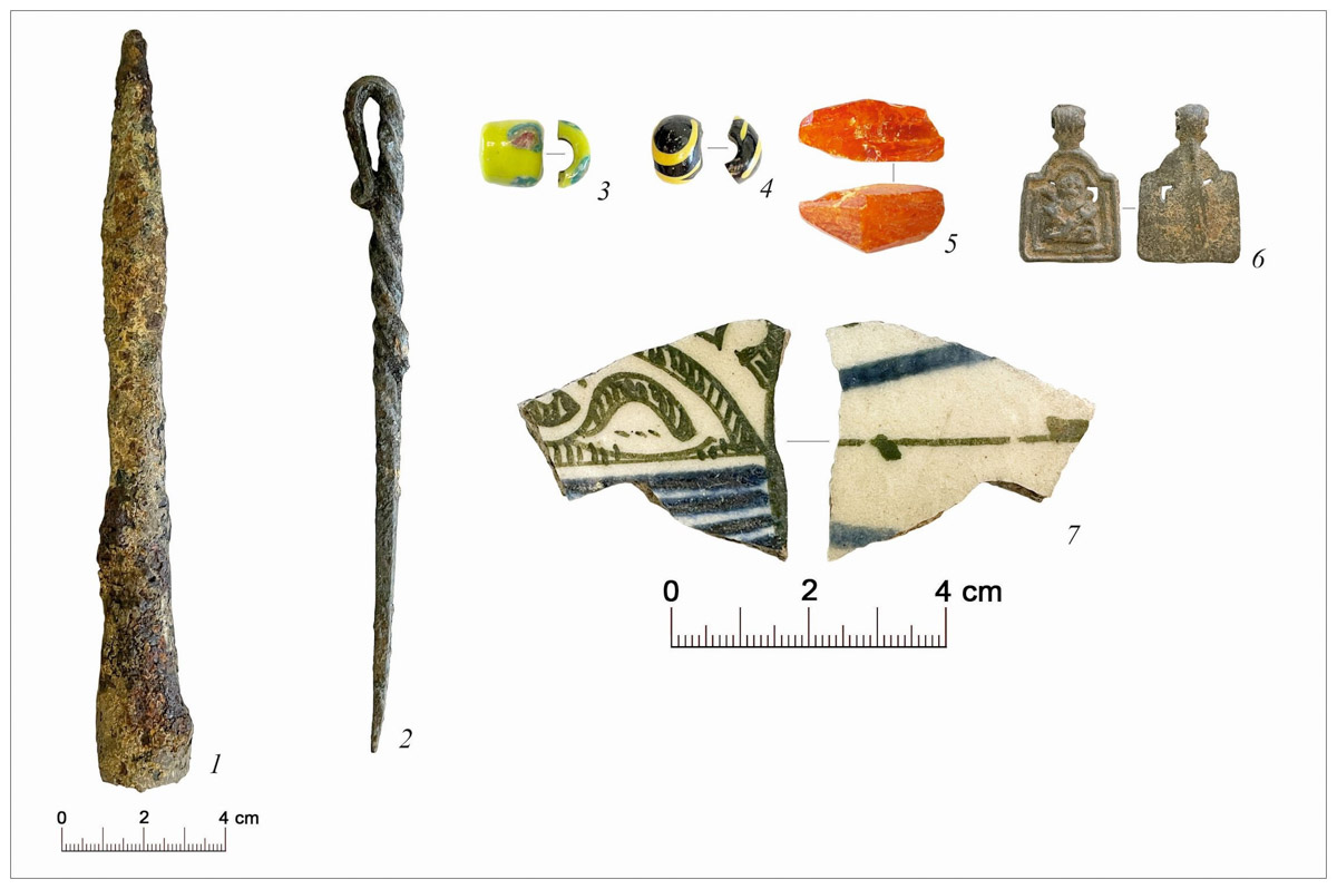 На раскопках в Суздале археологи нашли уникальные артефакты. Среди предметов, которые вызывают повышенный интерес, печать Юрия Долгорукого, торговые пломбы, женские украшения и боевой топор. Часть находок в дальнейшем можно будет увидеть в Государственном историческом музее.