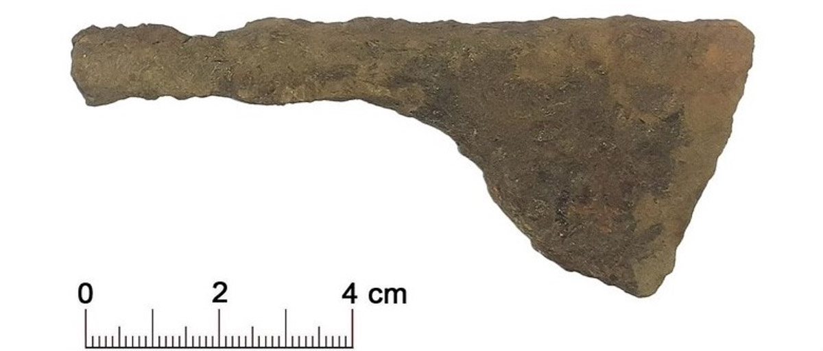 На раскопках в Суздале археологи нашли уникальные артефакты. Среди предметов, которые вызывают повышенный интерес, печать Юрия Долгорукого, торговые пломбы, женские украшения и боевой топор. Часть находок в дальнейшем можно будет увидеть в Государственном историческом музее.