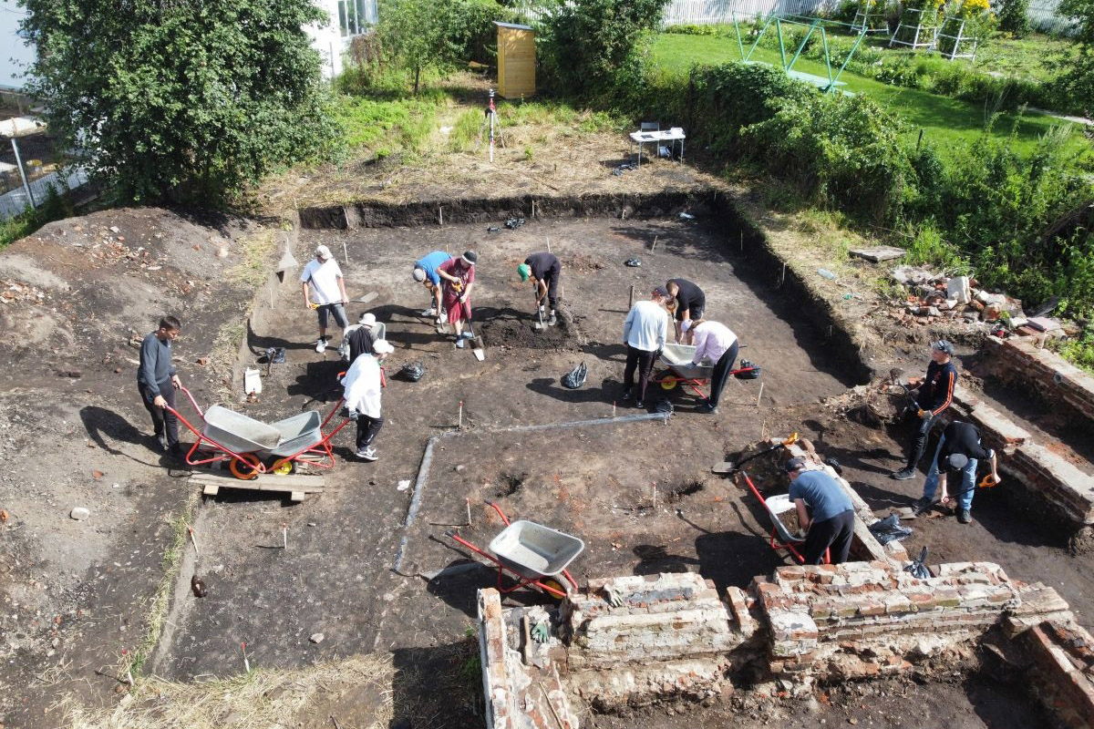 На раскопках в Суздале археологи нашли уникальные артефакты. Среди предметов, которые вызывают повышенный интерес, печать Юрия Долгорукого, торговые пломбы, женские украшения и боевой топор. Часть находок в дальнейшем можно будет увидеть в Государственном историческом музее.