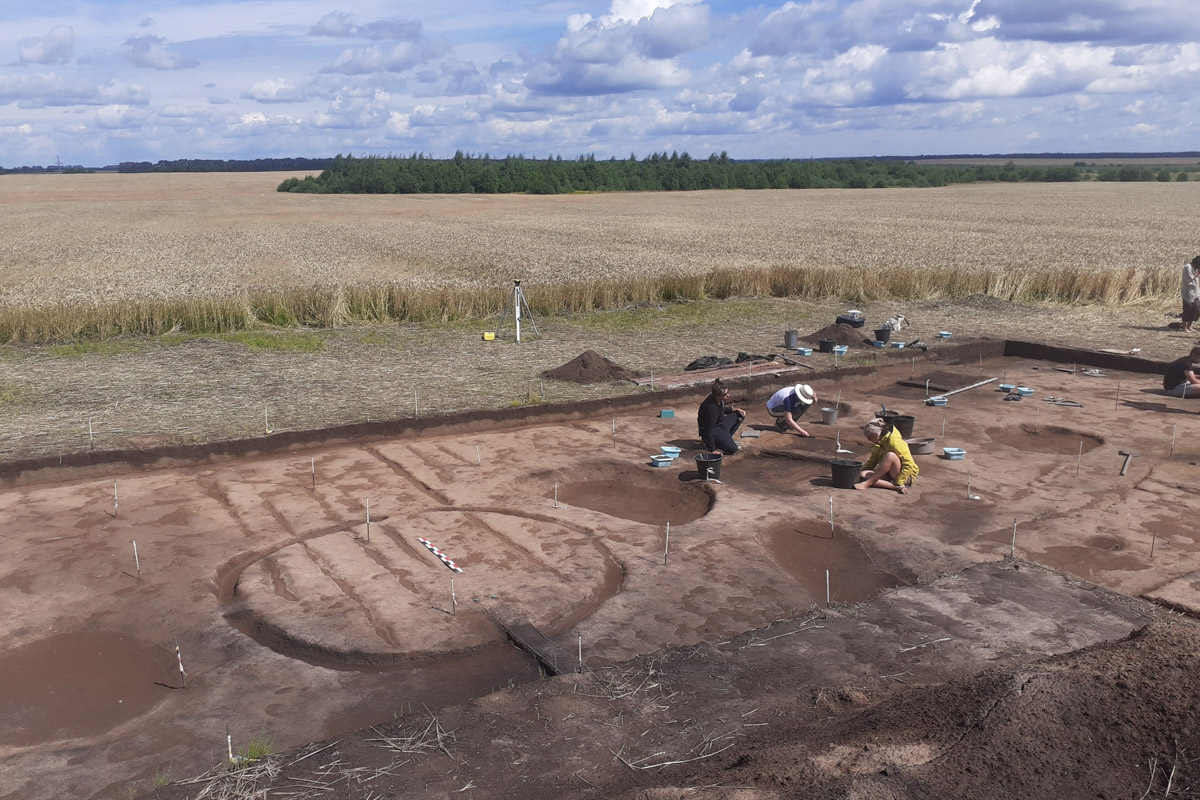 На раскопках в Суздале археологи нашли уникальные артефакты. Среди предметов, которые вызывают повышенный интерес, печать Юрия Долгорукого, торговые пломбы, женские украшения и боевой топор. Часть находок в дальнейшем можно будет увидеть в Государственном историческом музее.