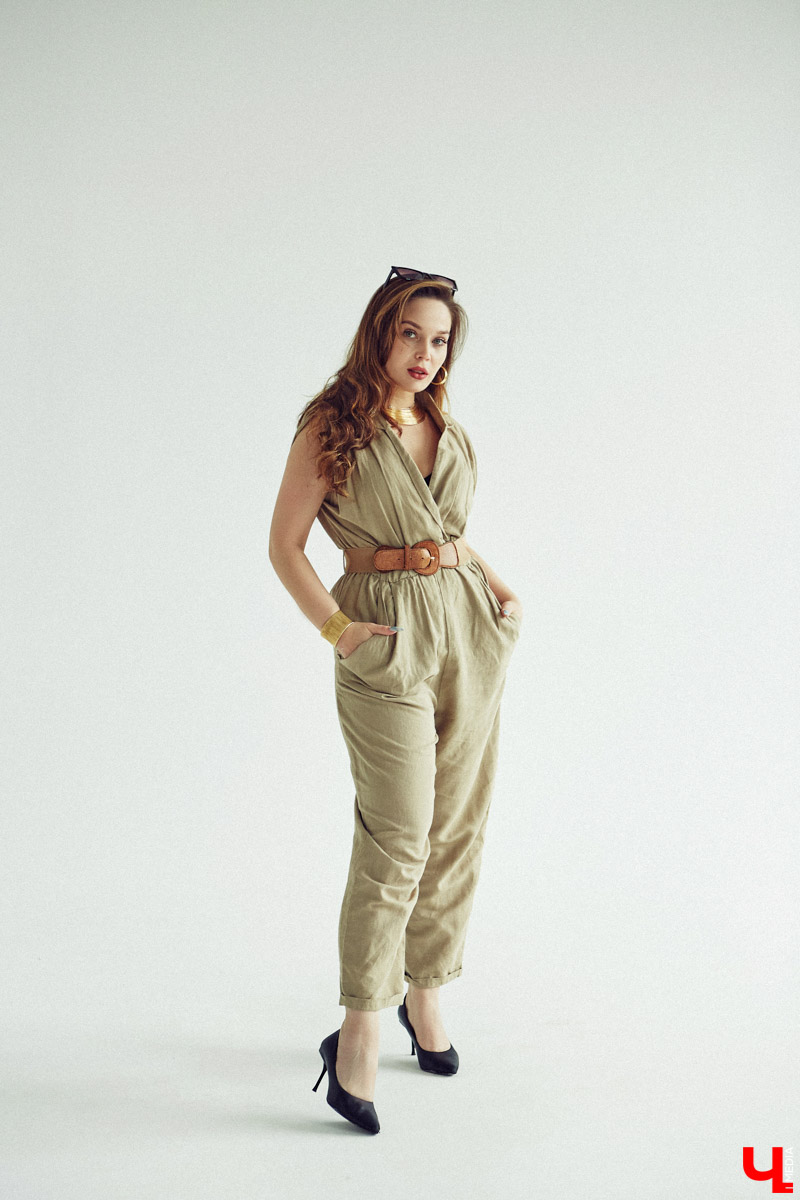 Летом любой девочке хочется быть нарядной: летящие платья, босоножки, кокетливые шляпки. И даже если сезон не задался, это не повод отказываться от стильных образов. Четыре жарких, в отличие от погоды, look`а собрала для нас владимирский фотограф Кристина Белова. И пусть август не в настроении, девушки все равно выбирают мини!