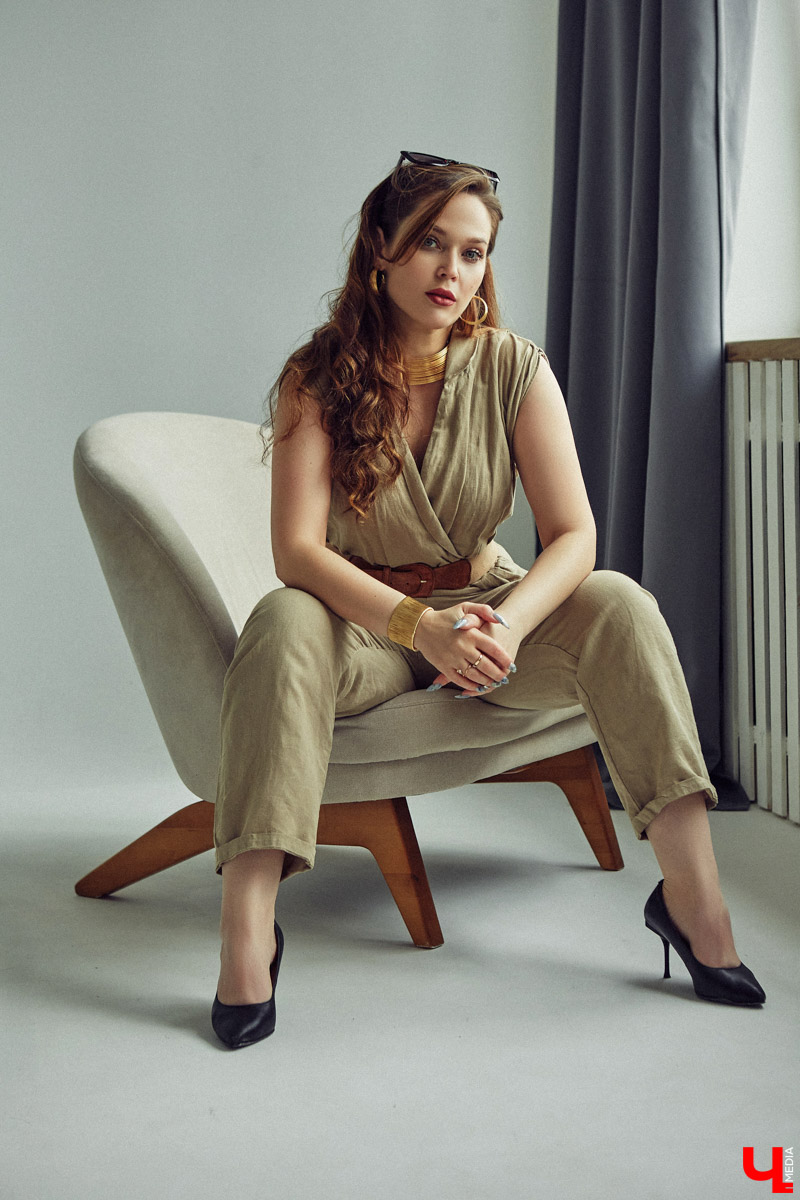 Летом любой девочке хочется быть нарядной: летящие платья, босоножки, кокетливые шляпки. И даже если сезон не задался, это не повод отказываться от стильных образов. Четыре жарких, в отличие от погоды, look`а собрала для нас владимирский фотограф Кристина Белова. И пусть август не в настроении, девушки все равно выбирают мини!