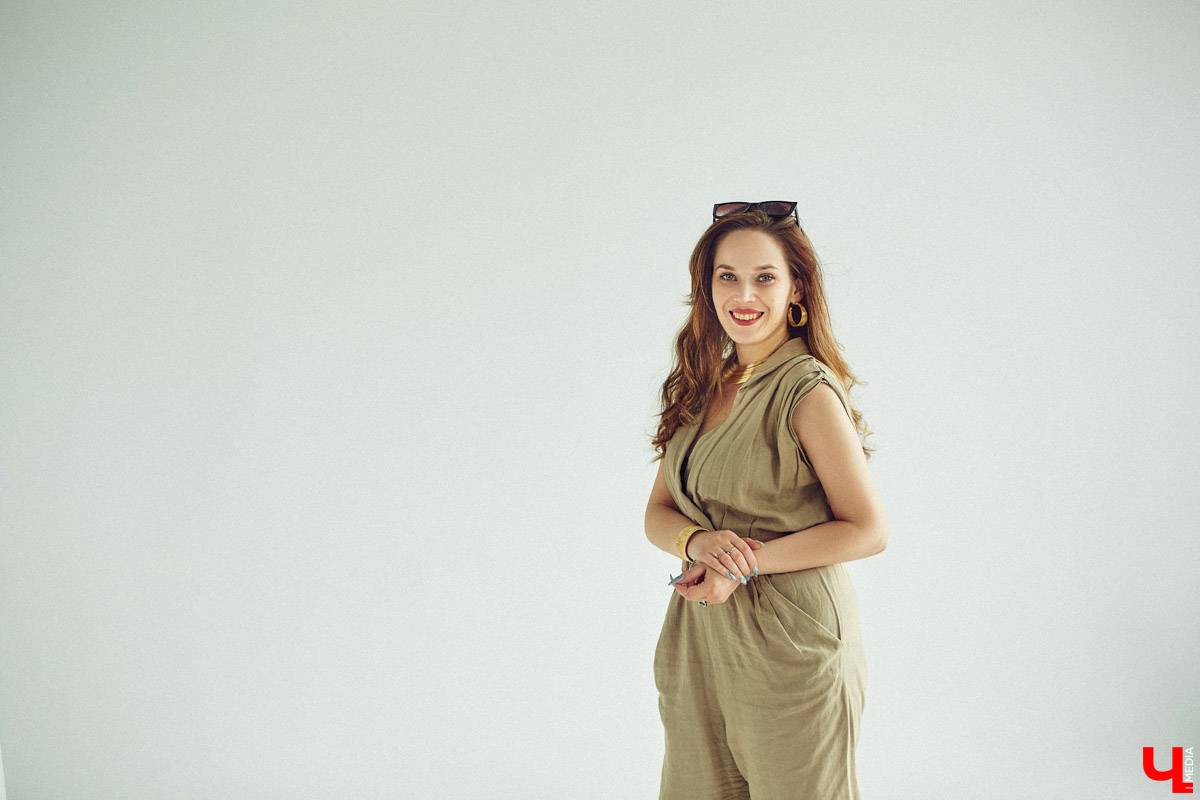 Летом любой девочке хочется быть нарядной: летящие платья, босоножки, кокетливые шляпки. И даже если сезон не задался, это не повод отказываться от стильных образов. Четыре жарких, в отличие от погоды, look`а собрала для нас владимирский фотограф Кристина Белова. И пусть август не в настроении, девушки все равно выбирают мини!