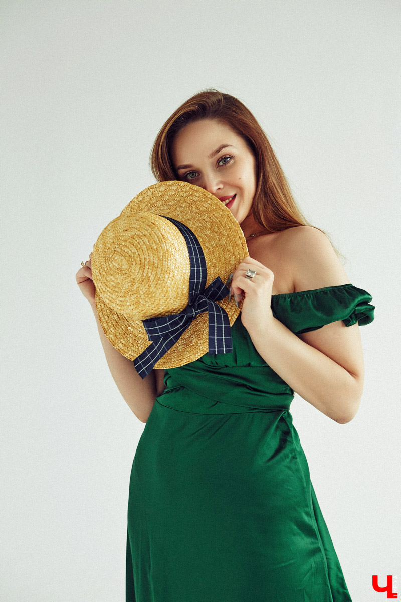Летом любой девочке хочется быть нарядной: летящие платья, босоножки, кокетливые шляпки. И даже если сезон не задался, это не повод отказываться от стильных образов. Четыре жарких, в отличие от погоды, look`а собрала для нас владимирский фотограф Кристина Белова. И пусть август не в настроении, девушки все равно выбирают мини!