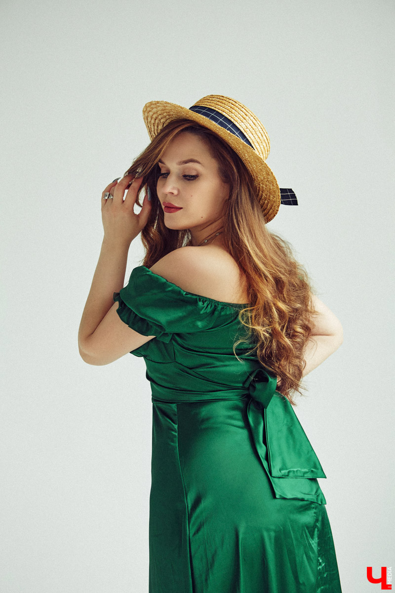 Летом любой девочке хочется быть нарядной: летящие платья, босоножки, кокетливые шляпки. И даже если сезон не задался, это не повод отказываться от стильных образов. Четыре жарких, в отличие от погоды, look`а собрала для нас владимирский фотограф Кристина Белова. И пусть август не в настроении, девушки все равно выбирают мини!