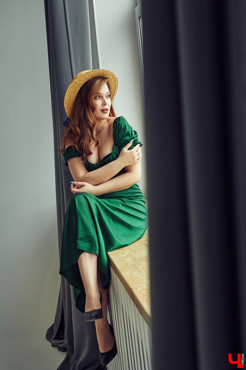 Летом любой девочке хочется быть нарядной: летящие платья, босоножки, кокетливые шляпки. И даже если сезон не задался, это не повод отказываться от стильных образов. Четыре жарких, в отличие от погоды, look`а собрала для нас владимирский фотограф Кристина Белова. И пусть август не в настроении, девушки все равно выбирают мини!