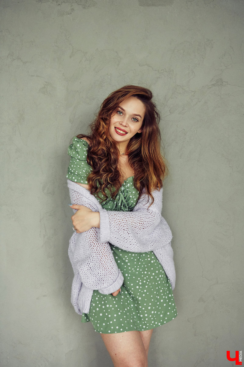 Летом любой девочке хочется быть нарядной: летящие платья, босоножки, кокетливые шляпки. И даже если сезон не задался, это не повод отказываться от стильных образов. Четыре жарких, в отличие от погоды, look`а собрала для нас владимирский фотограф Кристина Белова. И пусть август не в настроении, девушки все равно выбирают мини!