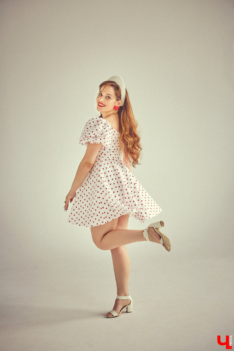 Летом любой девочке хочется быть нарядной: летящие платья, босоножки, кокетливые шляпки. И даже если сезон не задался, это не повод отказываться от стильных образов. Четыре жарких, в отличие от погоды, look`а собрала для нас владимирский фотограф Кристина Белова. И пусть август не в настроении, девушки все равно выбирают мини!