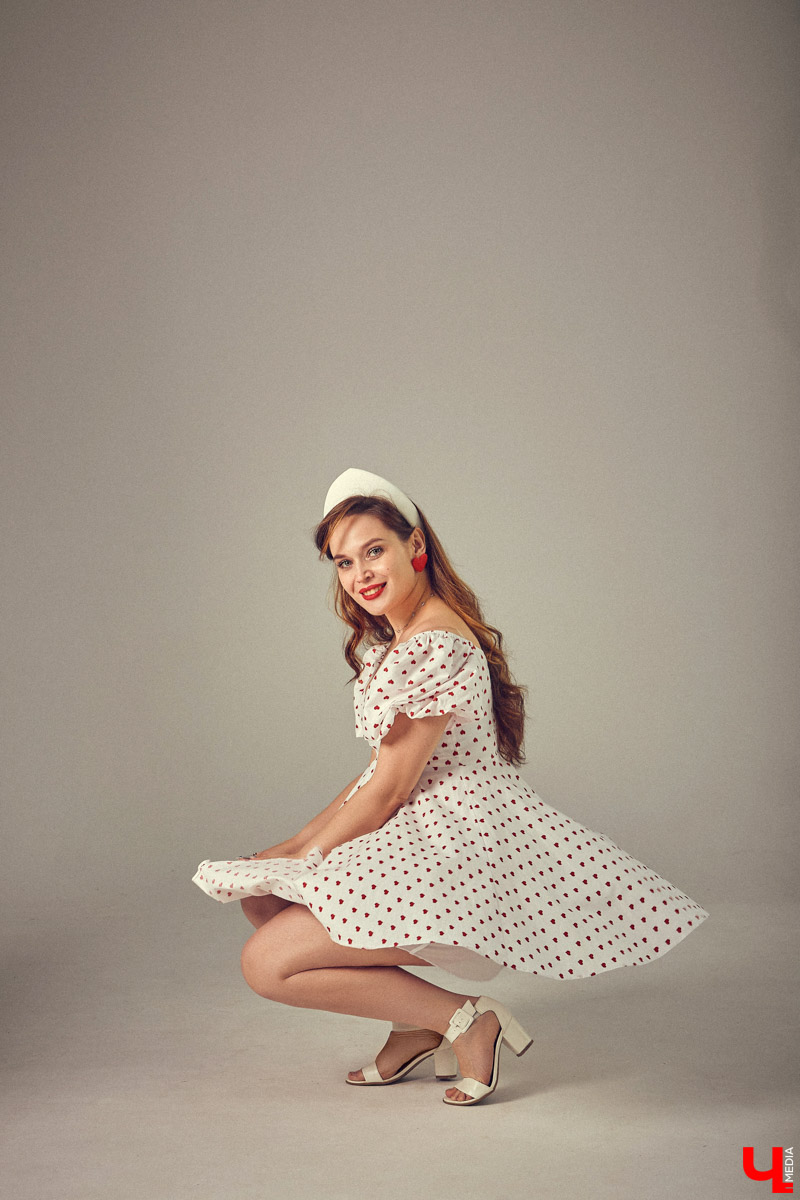 Летом любой девочке хочется быть нарядной: летящие платья, босоножки, кокетливые шляпки. И даже если сезон не задался, это не повод отказываться от стильных образов. Четыре жарких, в отличие от погоды, look`а собрала для нас владимирский фотограф Кристина Белова. И пусть август не в настроении, девушки все равно выбирают мини!