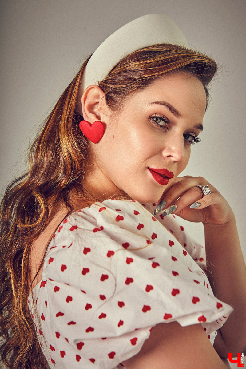 Летом любой девочке хочется быть нарядной: летящие платья, босоножки, кокетливые шляпки. И даже если сезон не задался, это не повод отказываться от стильных образов. Четыре жарких, в отличие от погоды, look`а собрала для нас владимирский фотограф Кристина Белова. И пусть август не в настроении, девушки все равно выбирают мини!