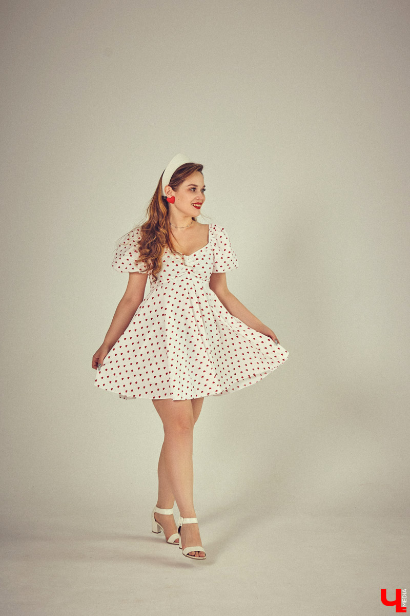 Летом любой девочке хочется быть нарядной: летящие платья, босоножки, кокетливые шляпки. И даже если сезон не задался, это не повод отказываться от стильных образов. Четыре жарких, в отличие от погоды, look`а собрала для нас владимирский фотограф Кристина Белова. И пусть август не в настроении, девушки все равно выбирают мини!