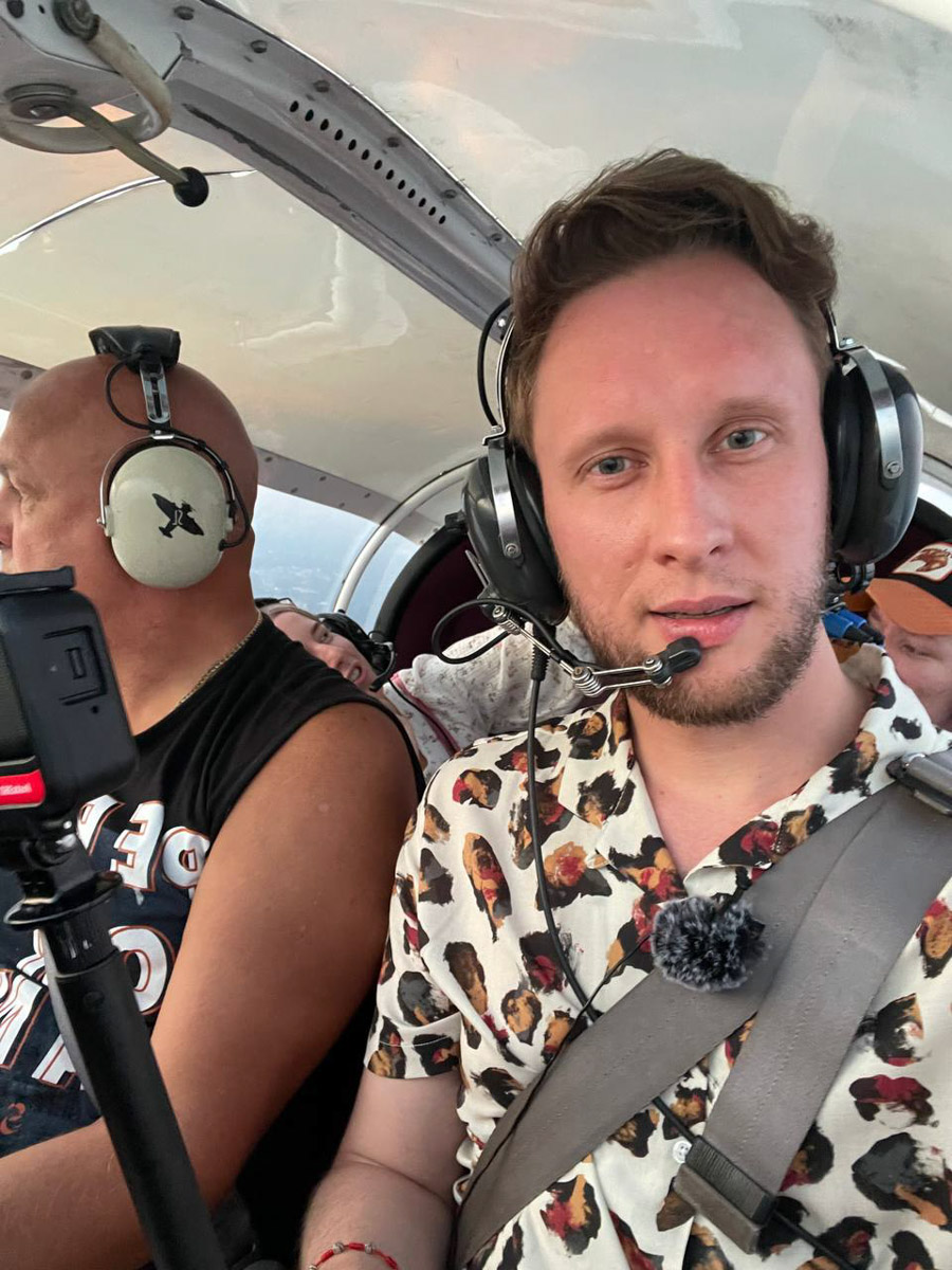 В разгар туристического сезона во Владимире и Суздале сняли сразу два новых тревел-шоу. И если ведущие одного искали в наших краях Италию, то в другом народные звезды экрана тратили деньги по типу программы «Орел и решка». Проекты получились совершенно разными, но по-своему интересными.