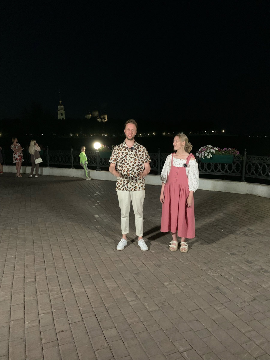 В разгар туристического сезона во Владимире и Суздале сняли сразу два новых тревел-шоу. И если ведущие одного искали в наших краях Италию, то в другом народные звезды экрана тратили деньги по типу программы «Орел и решка». Проекты получились совершенно разными, но по-своему интересными.