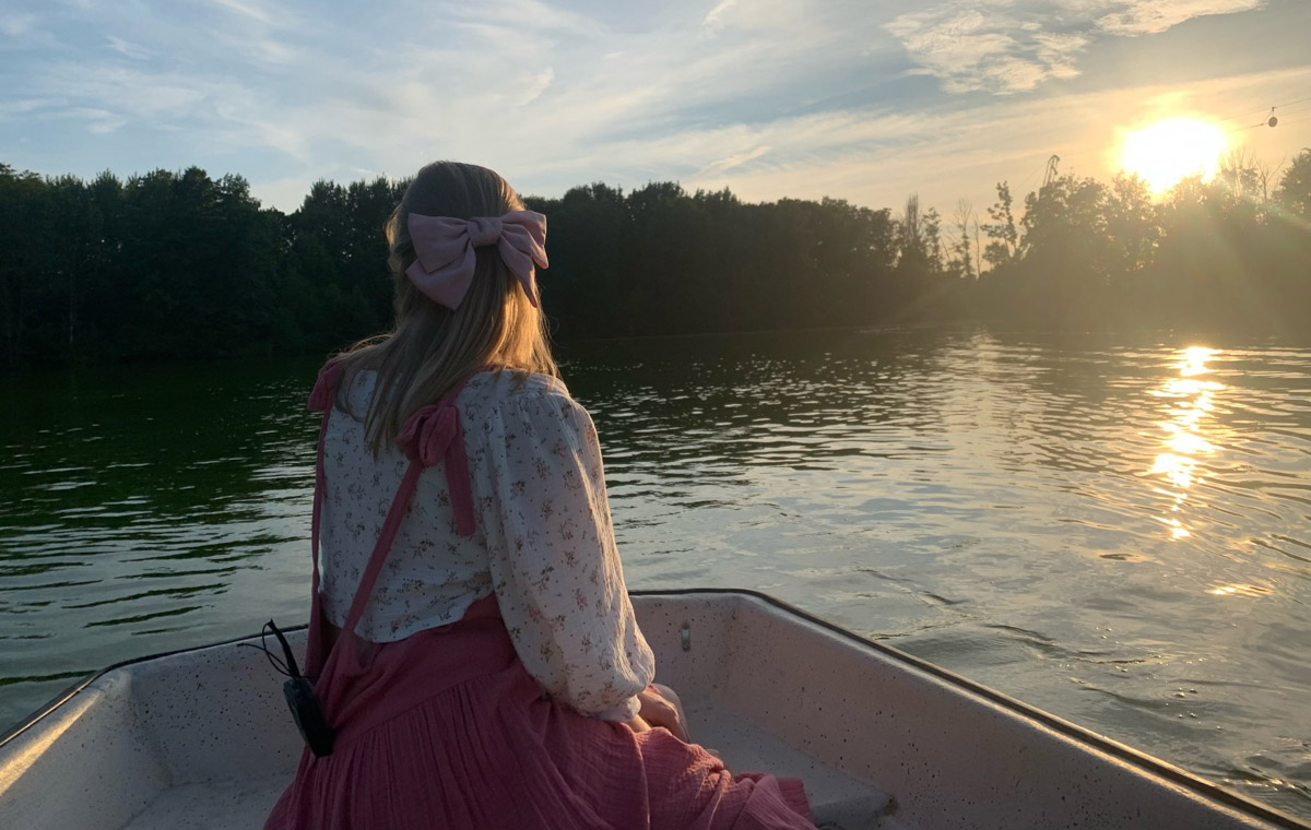 В разгар туристического сезона во Владимире и Суздале сняли сразу два новых тревел-шоу. И если ведущие одного искали в наших краях Италию, то в другом народные звезды экрана тратили деньги по типу программы «Орел и решка». Проекты получились совершенно разными, но по-своему интересными.