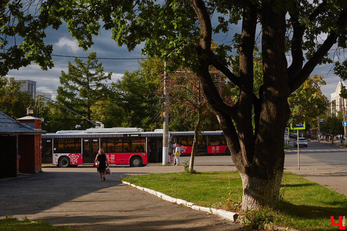 22 августа во Владимире на разные маршруты вышли четыре новых троллейбуса минского автозавода. Ну как не затестить транспорт с конвейера? «Ключ-Медиа» прокатился на одной из «рогатых» машин, чтобы оценить все лично, а заодно пообщался с водителем, кондуктором и пассажирами.