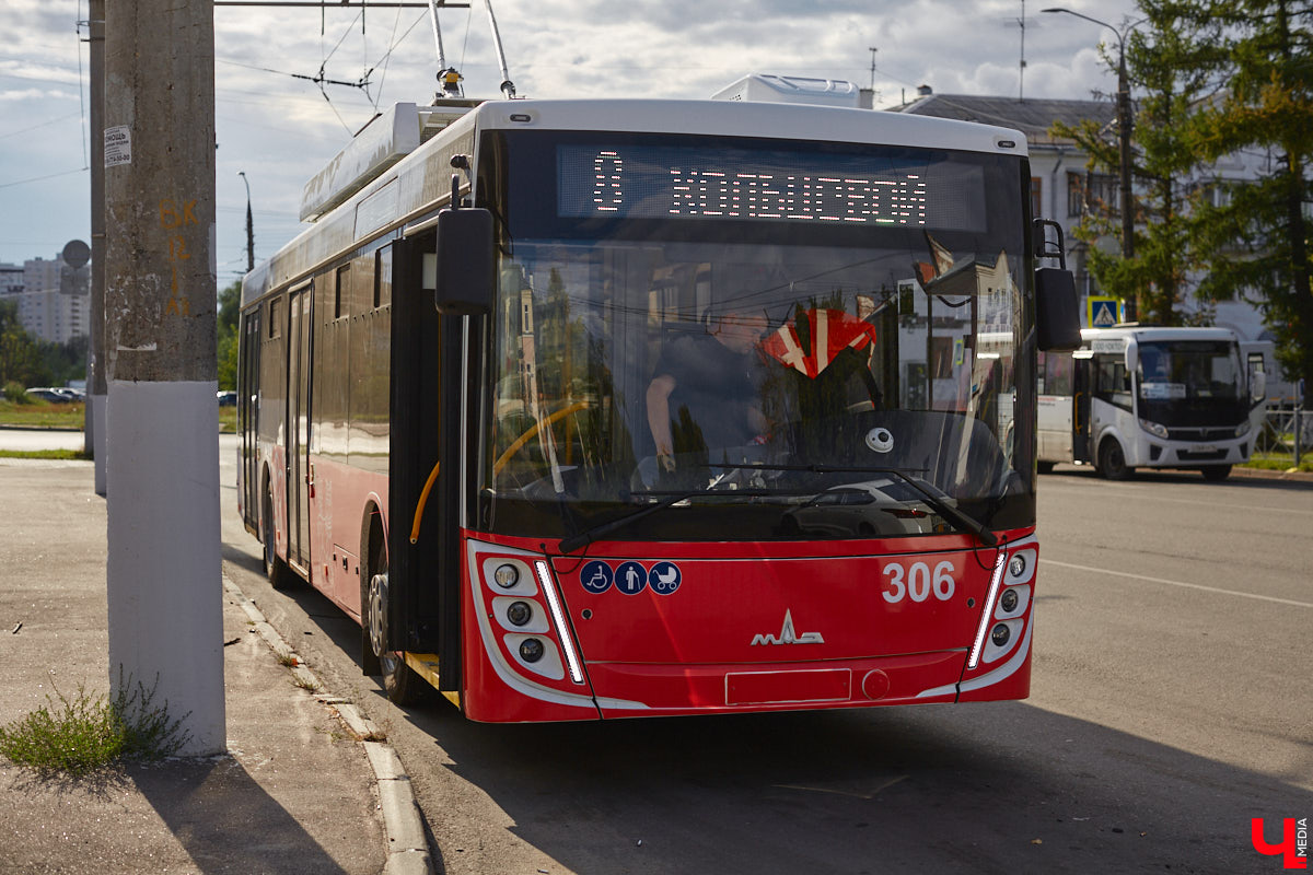22 августа во Владимире на разные маршруты вышли четыре новых троллейбуса минского автозавода. Ну как не затестить транспорт с конвейера? «Ключ-Медиа» прокатился на одной из «рогатых» машин, чтобы оценить все лично, а заодно пообщался с водителем, кондуктором и пассажирами.