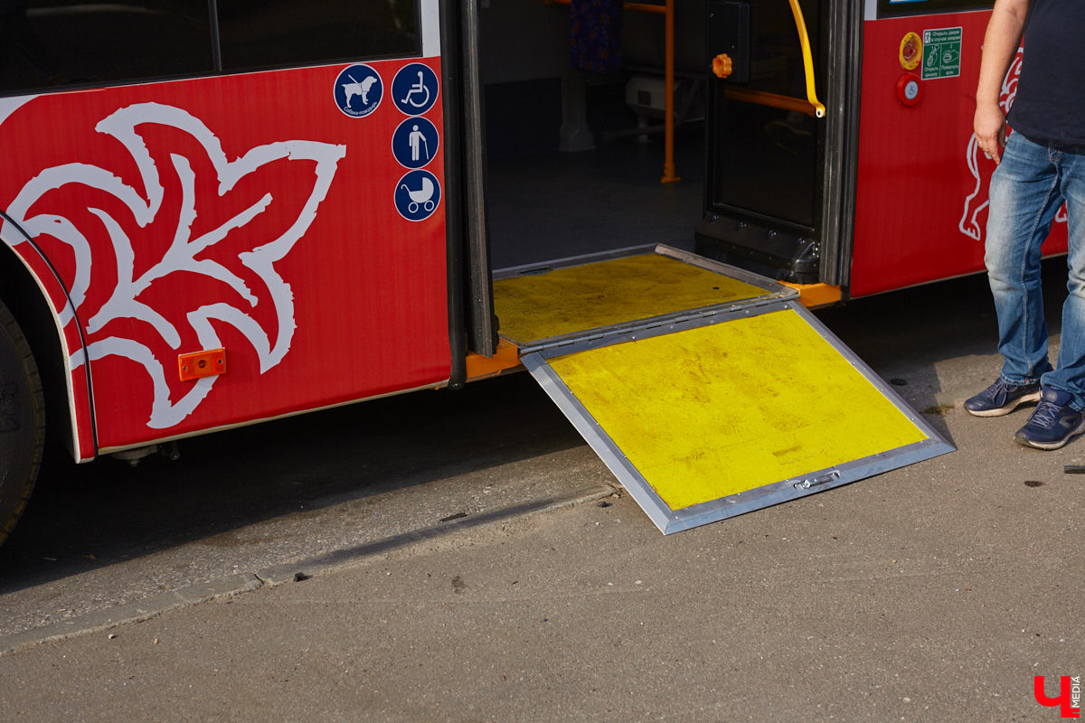 22 августа во Владимире на разные маршруты вышли четыре новых троллейбуса минского автозавода. Ну как не затестить транспорт с конвейера? «Ключ-Медиа» прокатился на одной из «рогатых» машин, чтобы оценить все лично, а заодно пообщался с водителем, кондуктором и пассажирами.