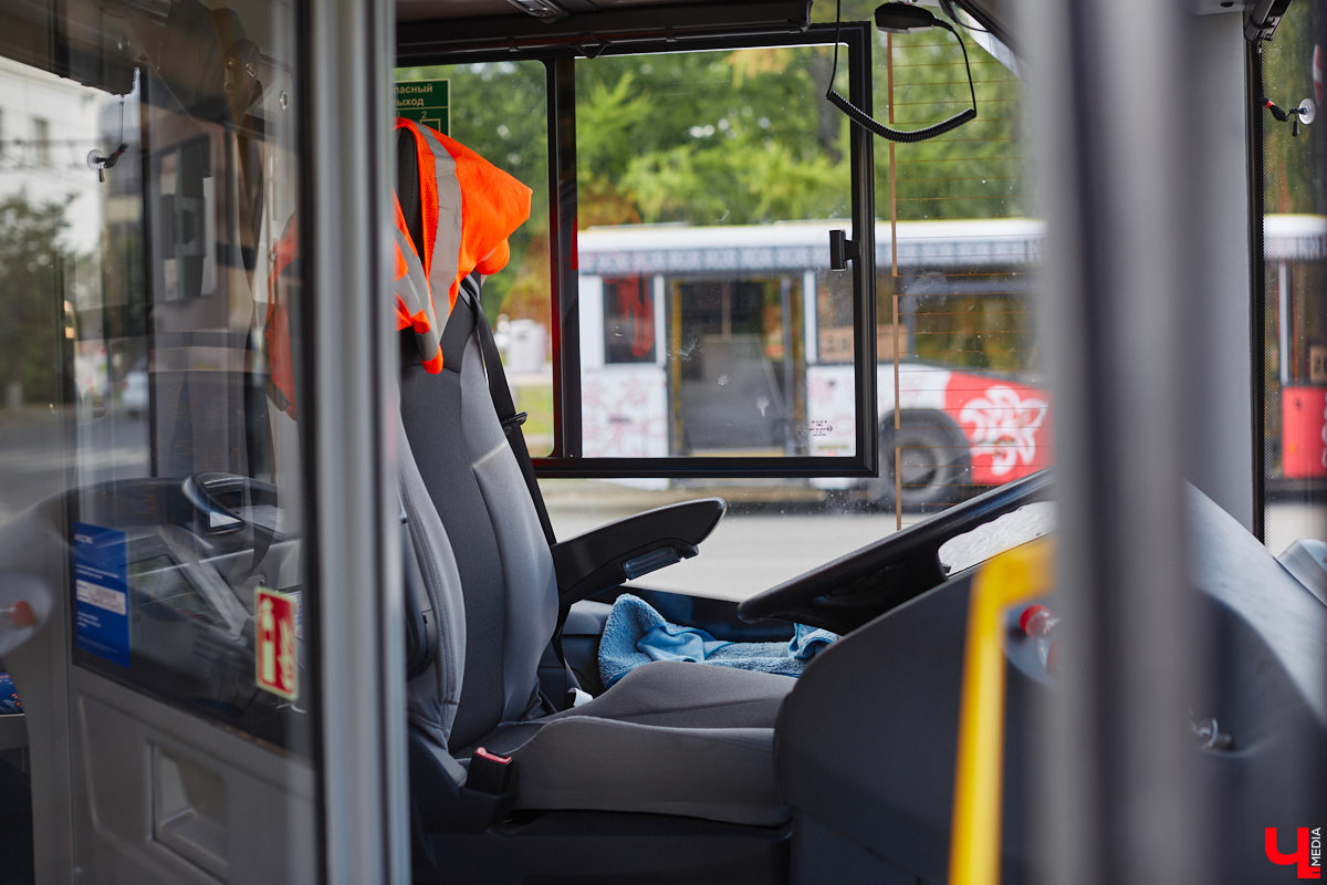22 августа во Владимире на разные маршруты вышли четыре новых троллейбуса минского автозавода. Ну как не затестить транспорт с конвейера? «Ключ-Медиа» прокатился на одной из «рогатых» машин, чтобы оценить все лично, а заодно пообщался с водителем, кондуктором и пассажирами.