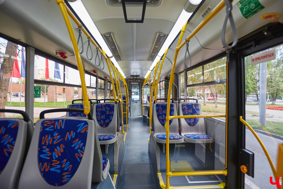 22 августа во Владимире на разные маршруты вышли четыре новых троллейбуса минского автозавода. Ну как не затестить транспорт с конвейера? «Ключ-Медиа» прокатился на одной из «рогатых» машин, чтобы оценить все лично, а заодно пообщался с водителем, кондуктором и пассажирами.