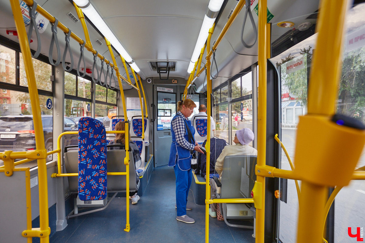 22 августа во Владимире на разные маршруты вышли четыре новых троллейбуса минского автозавода. Ну как не затестить транспорт с конвейера? «Ключ-Медиа» прокатился на одной из «рогатых» машин, чтобы оценить все лично, а заодно пообщался с водителем, кондуктором и пассажирами.