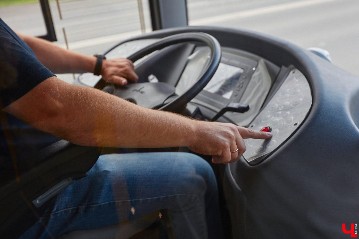 22 августа во Владимире на разные маршруты вышли четыре новых троллейбуса минского автозавода. Ну как не затестить транспорт с конвейера? «Ключ-Медиа» прокатился на одной из «рогатых» машин, чтобы оценить все лично, а заодно пообщался с водителем, кондуктором и пассажирами.