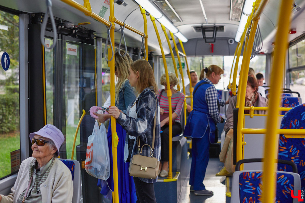 22 августа во Владимире на разные маршруты вышли четыре новых троллейбуса минского автозавода. Ну как не затестить транспорт с конвейера? «Ключ-Медиа» прокатился на одной из «рогатых» машин, чтобы оценить все лично, а заодно пообщался с водителем, кондуктором и пассажирами.