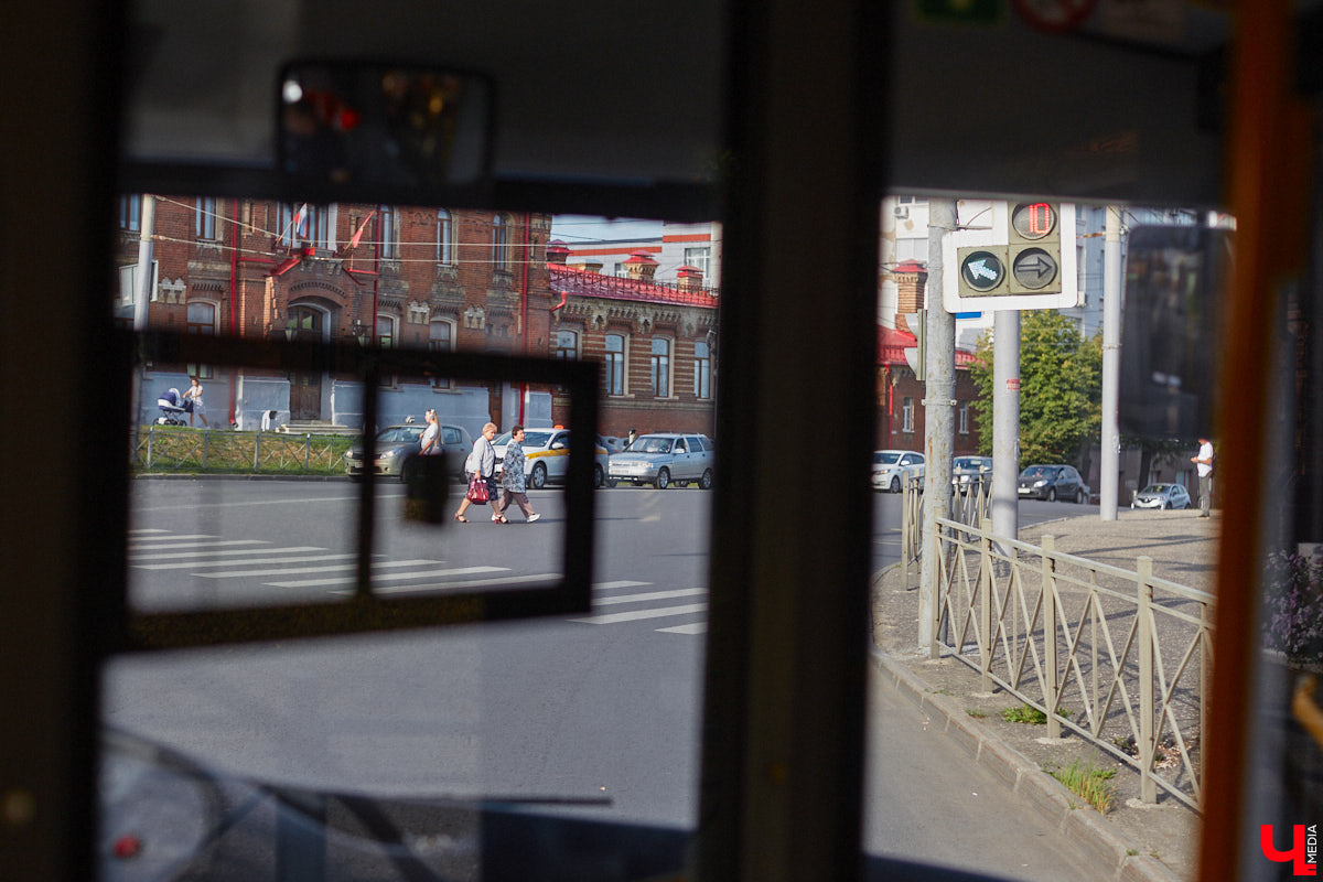 22 августа во Владимире на разные маршруты вышли четыре новых троллейбуса минского автозавода. Ну как не затестить транспорт с конвейера? «Ключ-Медиа» прокатился на одной из «рогатых» машин, чтобы оценить все лично, а заодно пообщался с водителем, кондуктором и пассажирами.