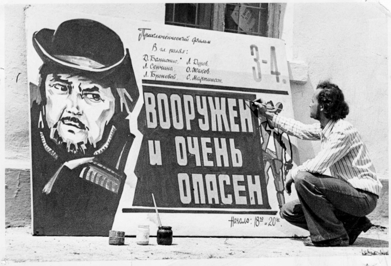 Жители областного центра предлагают реконструировать кинотеатр «Художественный» в стиле ретро. Из обязательных атрибутов, которые стоит сохранить внутри, мраморная лестница и огромная люстра. Свои предложения горожане оставляют в специальной группе в социальных сетях. Давайте с ними ознакомимся.