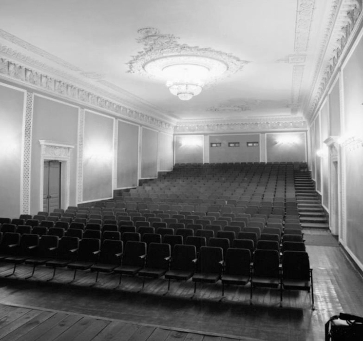 Жители областного центра предлагают реконструировать кинотеатр «Художественный» в стиле ретро. Из обязательных атрибутов, которые стоит сохранить внутри, мраморная лестница и огромная люстра. Свои предложения горожане оставляют в специальной группе в социальных сетях. Давайте с ними ознакомимся.