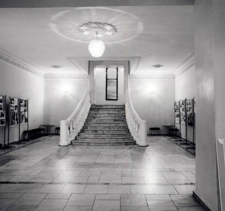 Жители областного центра предлагают реконструировать кинотеатр «Художественный» в стиле ретро. Из обязательных атрибутов, которые стоит сохранить внутри, мраморная лестница и огромная люстра. Свои предложения горожане оставляют в специальной группе в социальных сетях. Давайте с ними ознакомимся.