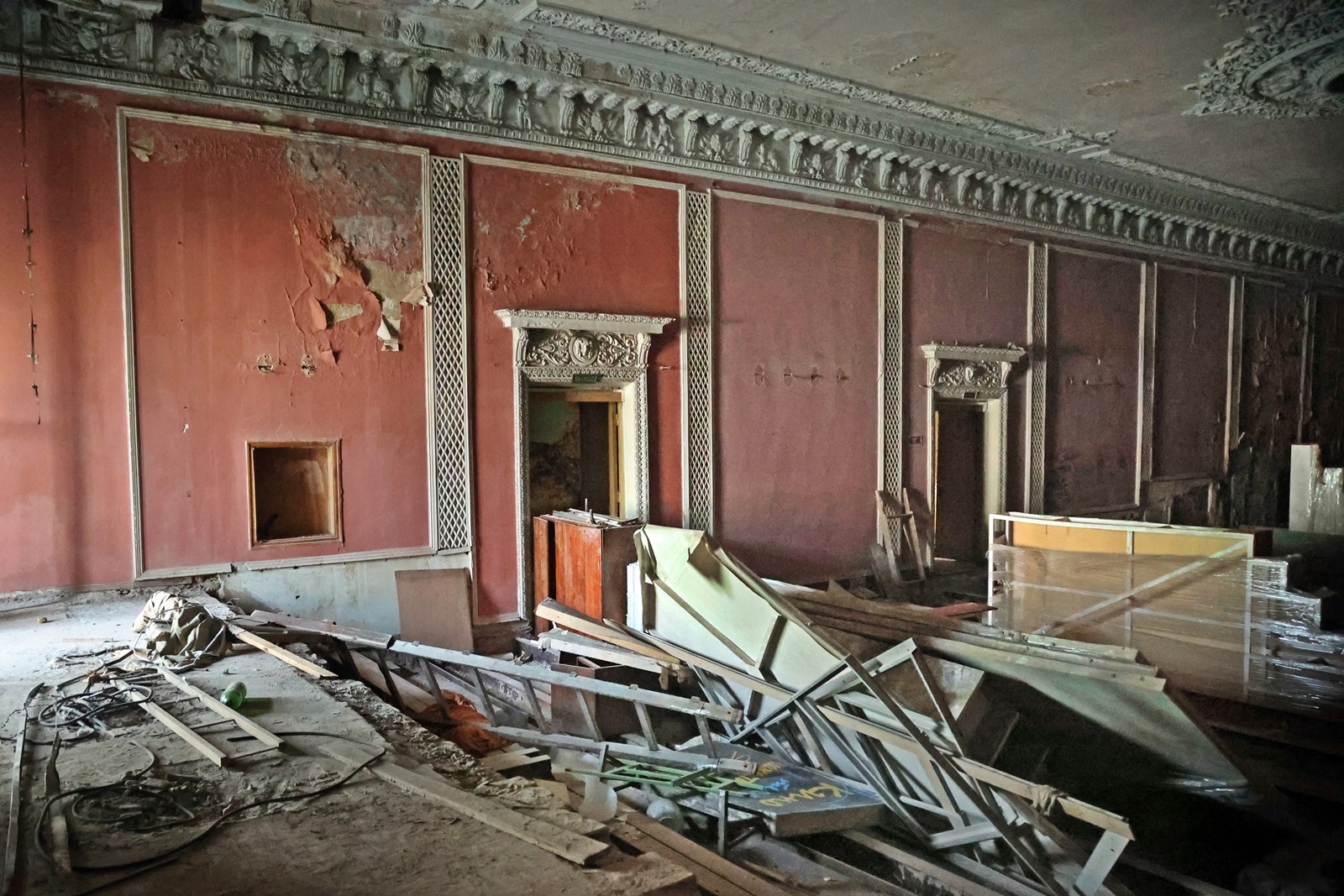 Жители областного центра предлагают реконструировать кинотеатр «Художественный» в стиле ретро. Из обязательных атрибутов, которые стоит сохранить внутри, мраморная лестница и огромная люстра. Свои предложения горожане оставляют в специальной группе в социальных сетях. Давайте с ними ознакомимся.