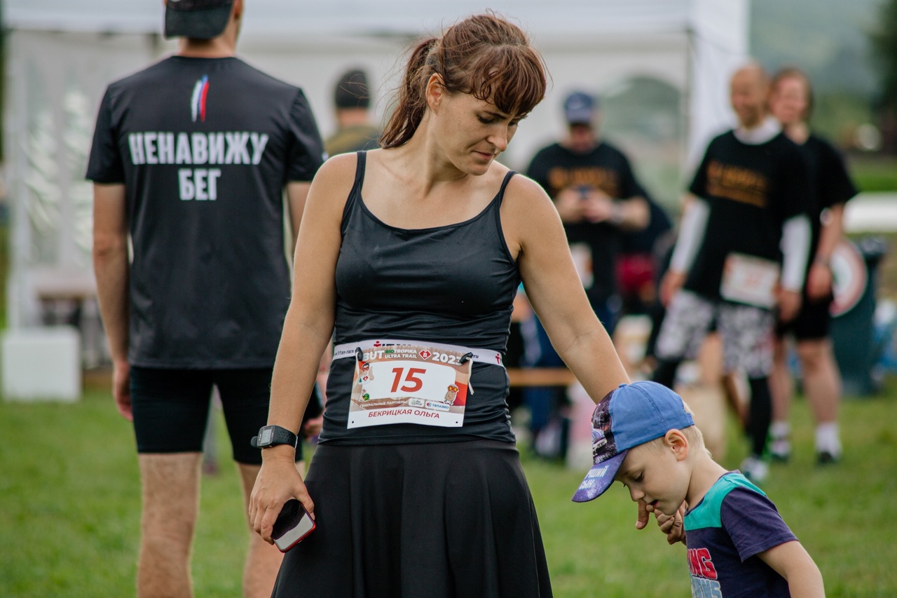 Как порой тяжело выйти на пробежку. Мамочка из Владимира Ольга Бекрицкая знакома с этим чувством. Но на своем примере доказала: все преодолимо. Летом она добавила в свою копилку еще два мировых рекорда, преодолев дистанцию более 26 км босиком с коляской и по пересеченной местности. Как вам такая мотивация?