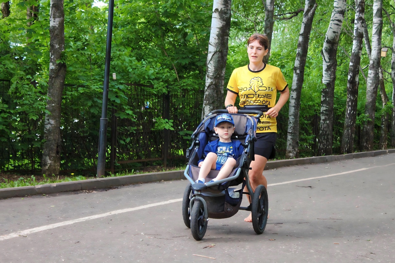 Как порой тяжело выйти на пробежку. Мамочка из Владимира Ольга Бекрицкая знакома с этим чувством. Но на своем примере доказала: все преодолимо. Летом она добавила в свою копилку еще два мировых рекорда, преодолев дистанцию более 26 км босиком с коляской и по пересеченной местности. Как вам такая мотивация?