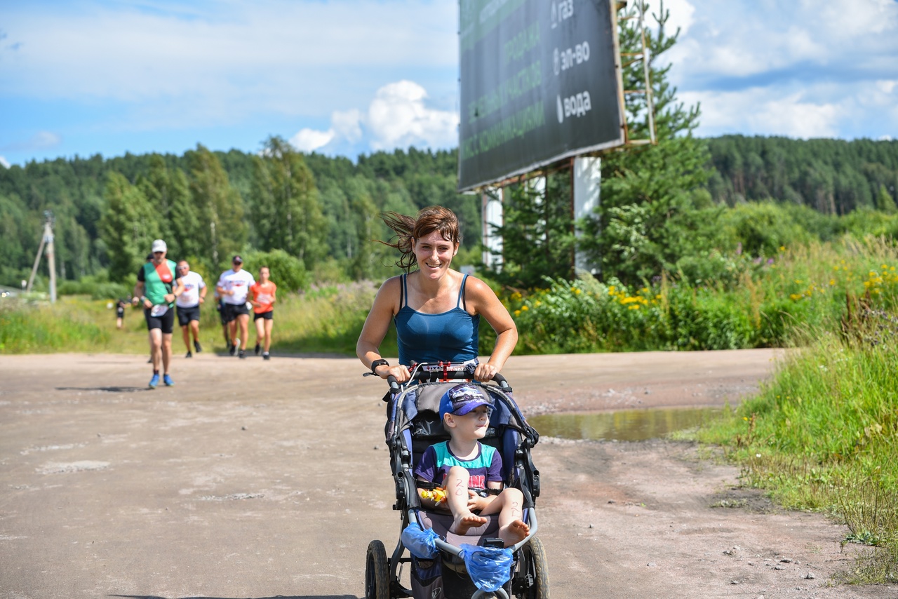 Как порой тяжело выйти на пробежку. Мамочка из Владимира Ольга Бекрицкая знакома с этим чувством. Но на своем примере доказала: все преодолимо. Летом она добавила в свою копилку еще два мировых рекорда, преодолев дистанцию более 26 км босиком с коляской и по пересеченной местности. Как вам такая мотивация?