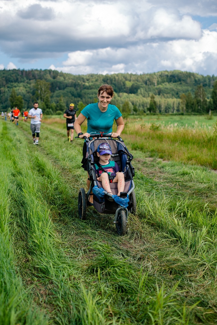 Как порой тяжело выйти на пробежку. Мамочка из Владимира Ольга Бекрицкая знакома с этим чувством. Но на своем примере доказала: все преодолимо. Летом она добавила в свою копилку еще два мировых рекорда, преодолев дистанцию более 26 км босиком с коляской и по пересеченной местности. Как вам такая мотивация?