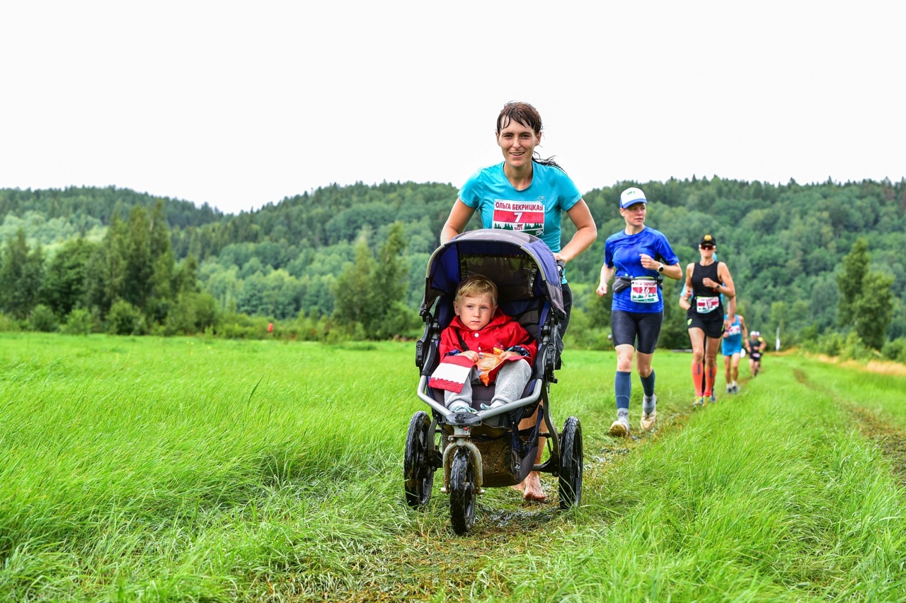 Как порой тяжело выйти на пробежку. Мамочка из Владимира Ольга Бекрицкая знакома с этим чувством. Но на своем примере доказала: все преодолимо. Летом она добавила в свою копилку еще два мировых рекорда, преодолев дистанцию более 26 км босиком с коляской и по пересеченной местности. Как вам такая мотивация?