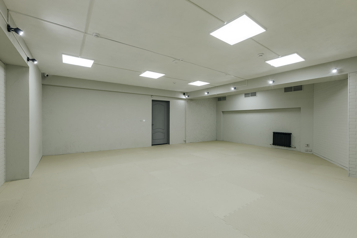 Во Владимире появилось еще одно место, где ребенок может направить свою энергию в нужное русло. 19 августа в Ленинском районе состоялось громкое открытие нового клуба единоборств, на которое заглянул «Ключ-Медиа». Площадка а-ля октагон порадовала стильным и продуманным дизайном для занятий сразу по девяти спортивным направлениям.