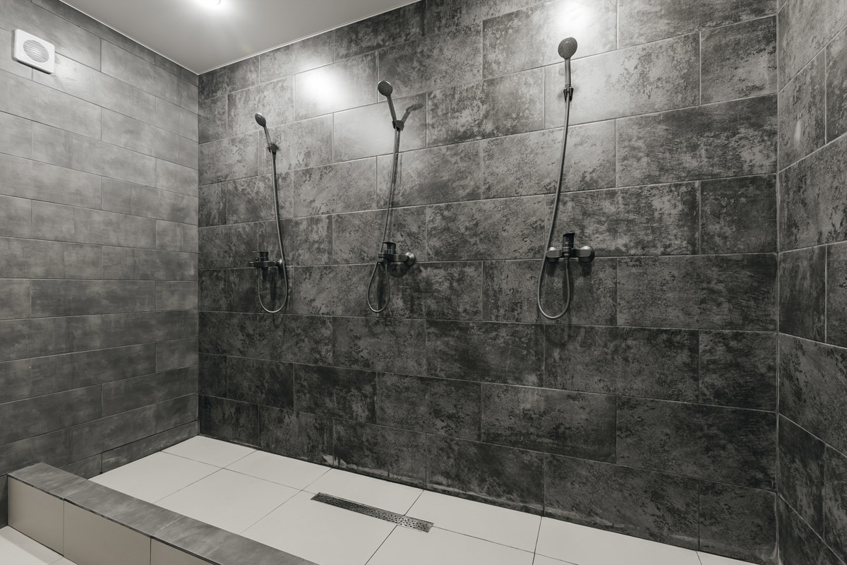 Во Владимире появилось еще одно место, где ребенок может направить свою энергию в нужное русло. 19 августа в Ленинском районе состоялось громкое открытие нового клуба единоборств, на которое заглянул «Ключ-Медиа». Площадка а-ля октагон порадовала стильным и продуманным дизайном для занятий сразу по девяти спортивным направлениям.