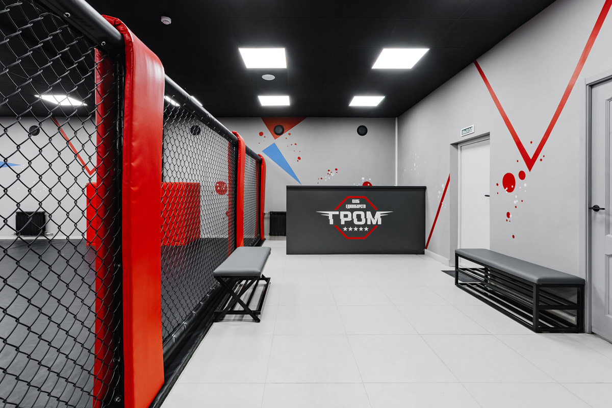 Во Владимире появилось еще одно место, где ребенок может направить свою энергию в нужное русло. 19 августа в Ленинском районе состоялось громкое открытие нового клуба единоборств, на которое заглянул «Ключ-Медиа». Площадка а-ля октагон порадовала стильным и продуманным дизайном для занятий сразу по девяти спортивным направлениям.