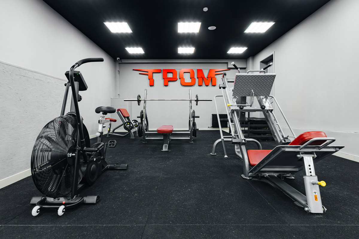 Во Владимире появилось еще одно место, где ребенок может направить свою энергию в нужное русло. 19 августа в Ленинском районе состоялось громкое открытие нового клуба единоборств, на которое заглянул «Ключ-Медиа». Площадка а-ля октагон порадовала стильным и продуманным дизайном для занятий сразу по девяти спортивным направлениям.