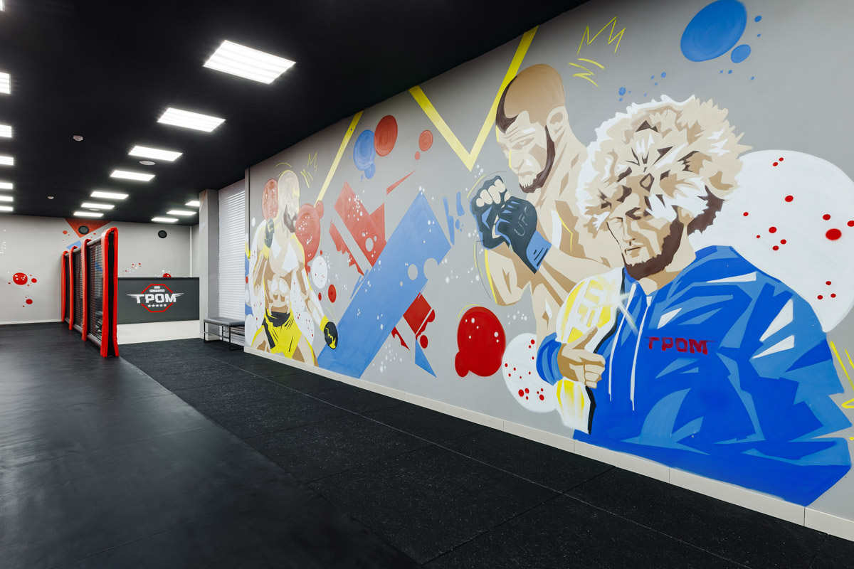 Во Владимире появилось еще одно место, где ребенок может направить свою энергию в нужное русло. 19 августа в Ленинском районе состоялось громкое открытие нового клуба единоборств, на которое заглянул «Ключ-Медиа». Площадка а-ля октагон порадовала стильным и продуманным дизайном для занятий сразу по девяти спортивным направлениям.